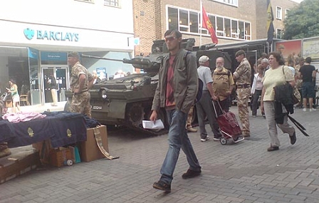 © Robert Rotifer Panzer auf der Canterbury High Street mit Passanten